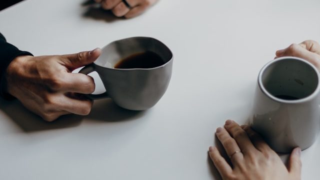 2 people drinking coffee